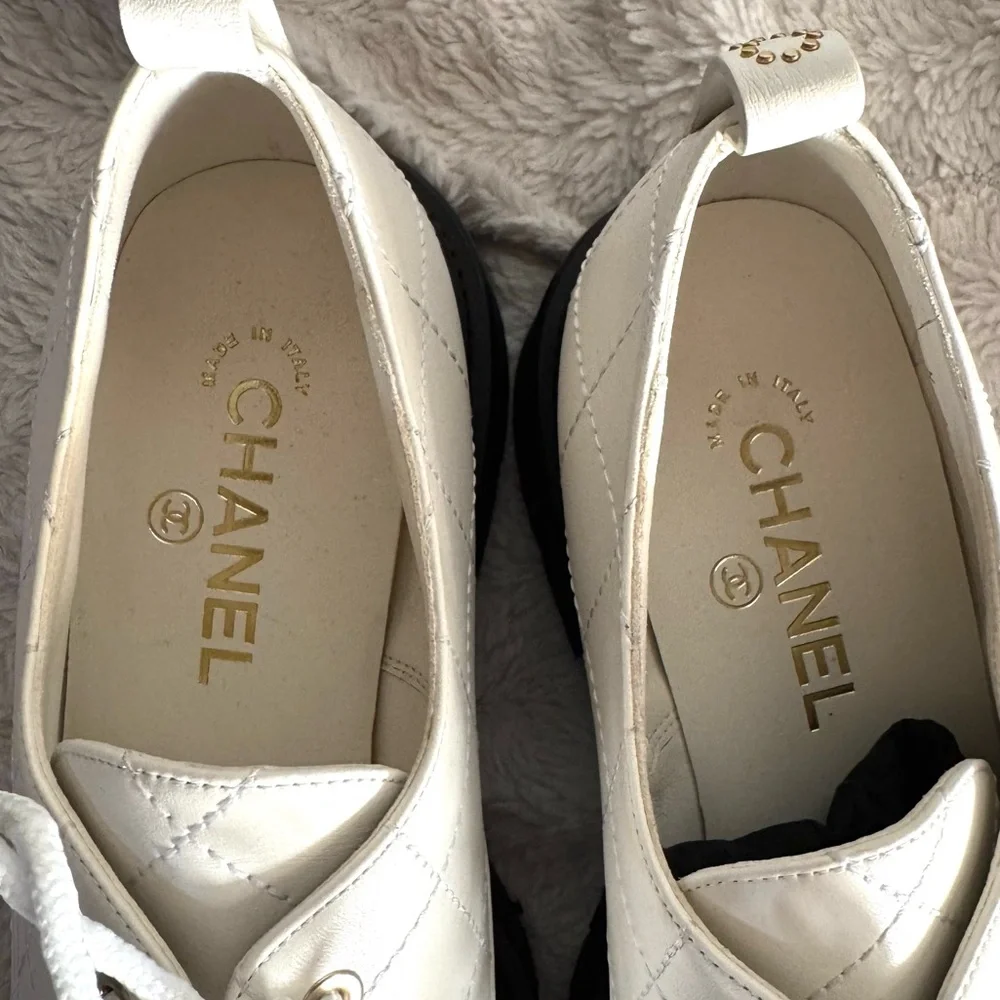 CHANEL authentic quilted
